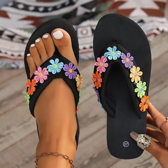 SIZE 8~ Fashionable, colorful Daisy Summer Sandals~New in packaging - Picture 1 of 6